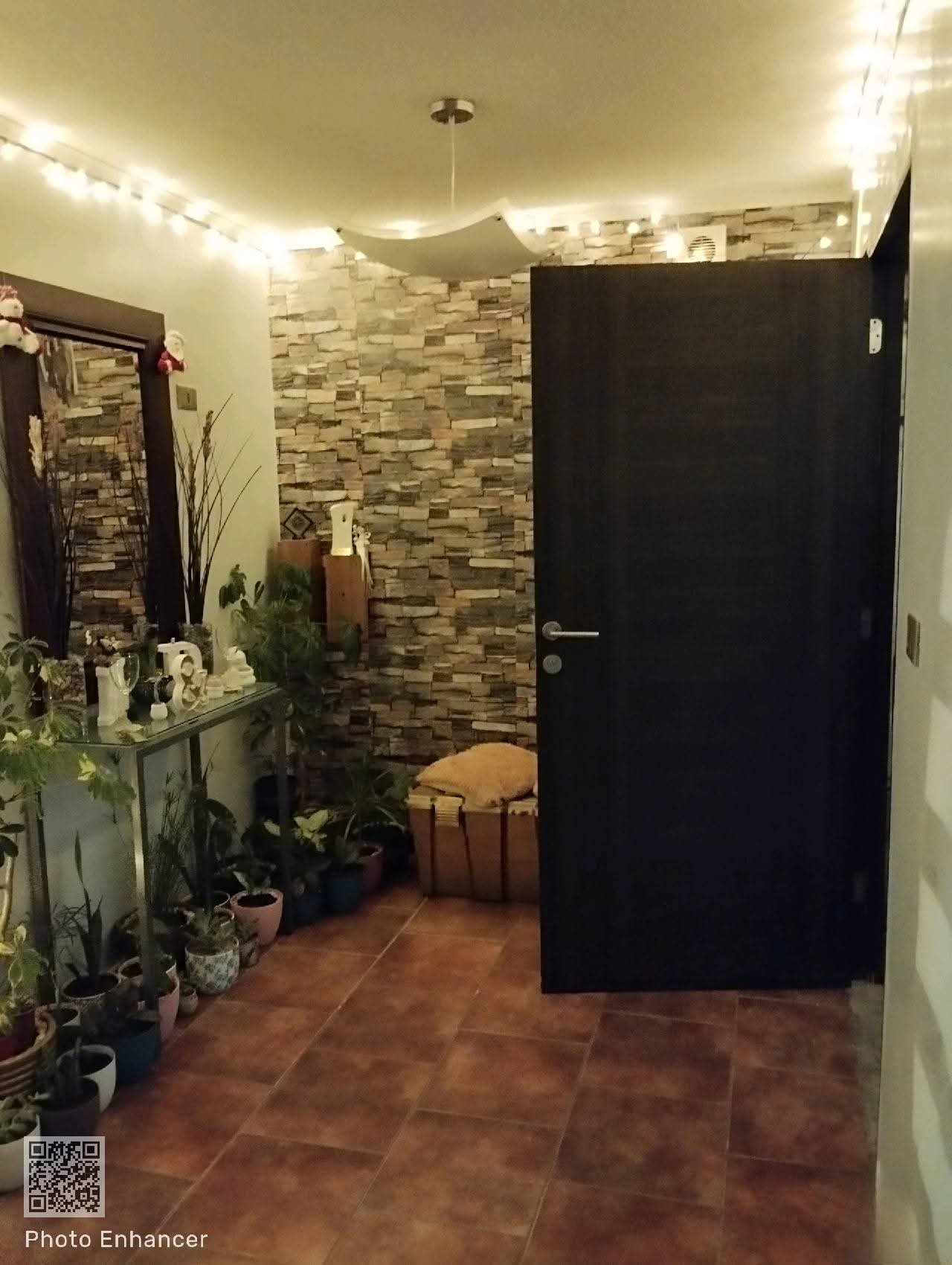 Privado: Se vende hermosa casa ubicada en Sector Sur Oriente de Talca. Esta propiedad consta de:    • Hall de acceso • Amplio living comedor • Cocina con galería • Un baño • Tres dormitorios uno en primer piso muy amplio de 16 mts cuadrados y dos en el segundo piso, esos con dos pequeños closets al muro y pisos alfombrados.   Está casa es muy cómoda y acogedora, tratamos de cuidarla y distribuir muy bien los espacios para aprovechar al máximo cada metro cuadrado disponible.    La casa tiene una muy buena iluminación natural durante el día, además de contar con panel solar y juntas estás dos características ayudan bastante en el ahorro de una casa.    La casa  se ubica en una villa que está en crecimiento eso es muy ventajoso, cuenta con dos accesos a esta por el momento, prontamente un tercero.   Está cercana a servicios de salud,  universidades,comercios, ubicada a 5 minutos del Mall Plaza Maule, muchas áreas verdes entre otros atractivos cercanos a la villa lo que la convierte en una excelente opción para quienes valoran la comodidad y la calidad de vida.   Es ideal para quienes busquen un lugar tranquilo para vivir o simplemente invertir.   Su valor es totalmente conversable. Más fotos e información por interno 😊 Venden sus dueños.