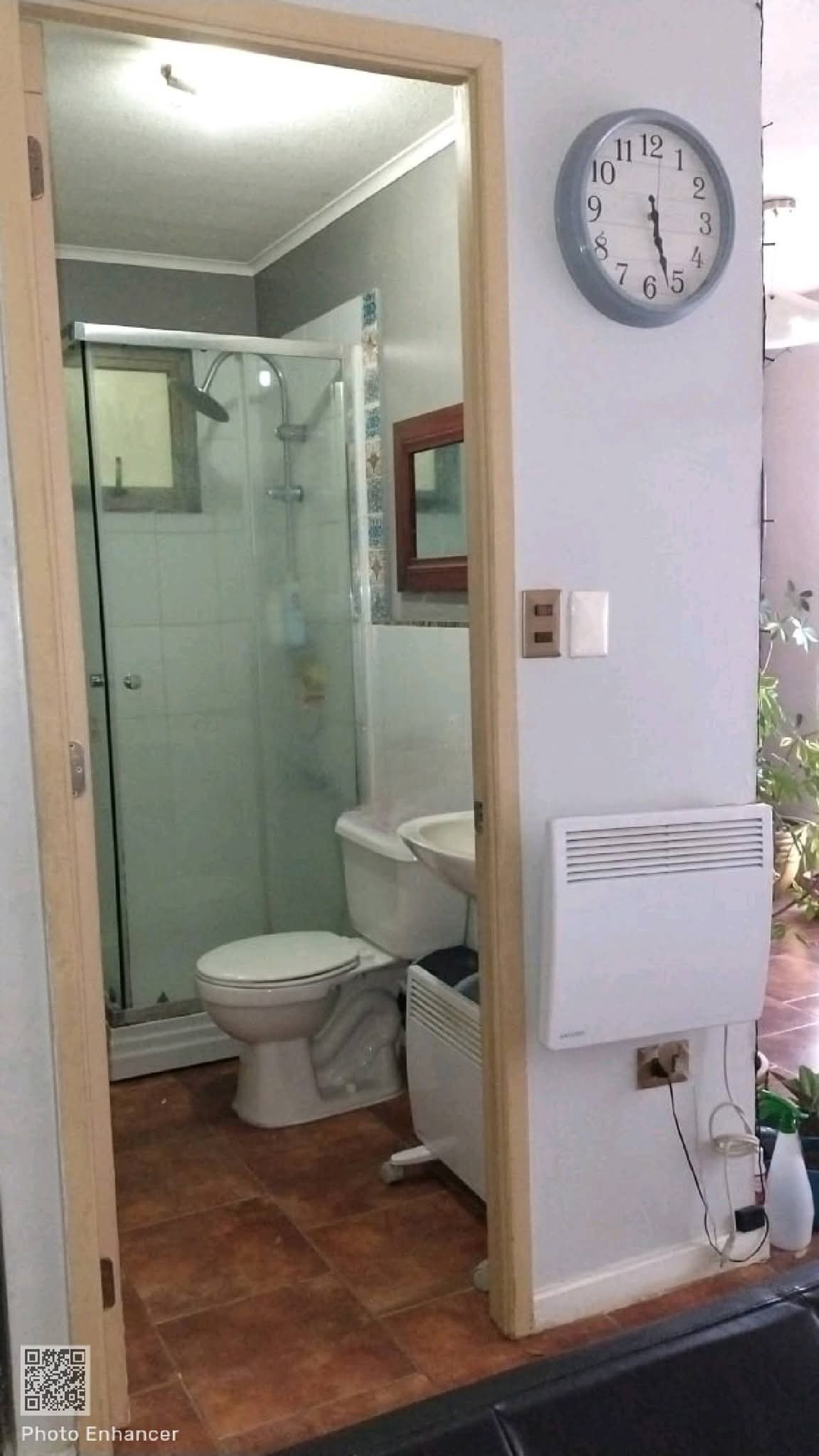 Privado: Se vende hermosa casa ubicada en Sector Sur Oriente de Talca. Esta propiedad consta de:    • Hall de acceso • Amplio living comedor • Cocina con galería • Un baño • Tres dormitorios uno en primer piso muy amplio de 16 mts cuadrados y dos en el segundo piso, esos con dos pequeños closets al muro y pisos alfombrados.   Está casa es muy cómoda y acogedora, tratamos de cuidarla y distribuir muy bien los espacios para aprovechar al máximo cada metro cuadrado disponible.    La casa tiene una muy buena iluminación natural durante el día, además de contar con panel solar y juntas estás dos características ayudan bastante en el ahorro de una casa.    La casa  se ubica en una villa que está en crecimiento eso es muy ventajoso, cuenta con dos accesos a esta por el momento, prontamente un tercero.   Está cercana a servicios de salud,  universidades,comercios, ubicada a 5 minutos del Mall Plaza Maule, muchas áreas verdes entre otros atractivos cercanos a la villa lo que la convierte en una excelente opción para quienes valoran la comodidad y la calidad de vida.   Es ideal para quienes busquen un lugar tranquilo para vivir o simplemente invertir.   Su valor es totalmente conversable. Más fotos e información por interno 😊 Venden sus dueños.