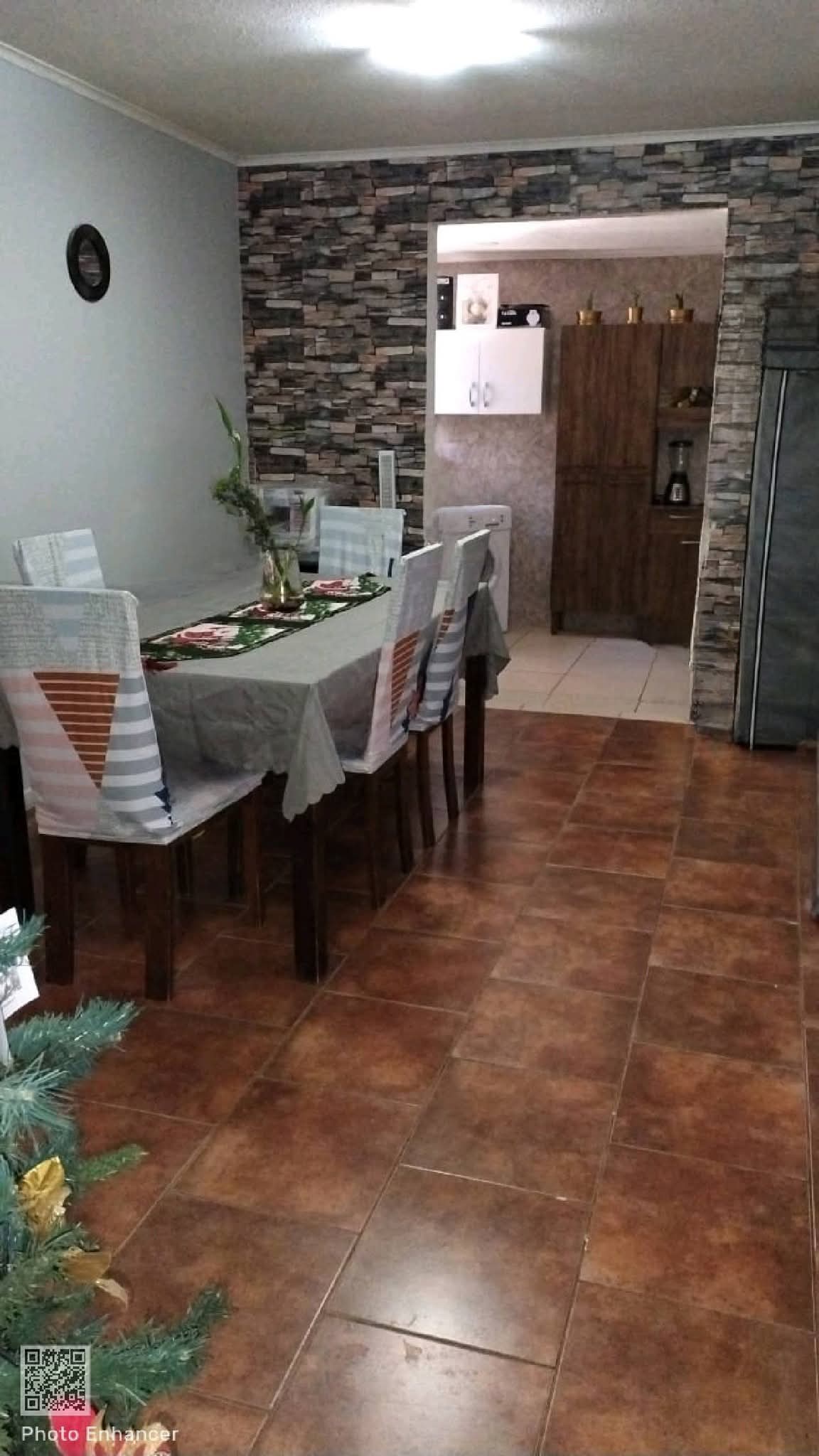 Privado: Se vende hermosa casa ubicada en Sector Sur Oriente de Talca. Esta propiedad consta de:    • Hall de acceso • Amplio living comedor • Cocina con galería • Un baño • Tres dormitorios uno en primer piso muy amplio de 16 mts cuadrados y dos en el segundo piso, esos con dos pequeños closets al muro y pisos alfombrados.   Está casa es muy cómoda y acogedora, tratamos de cuidarla y distribuir muy bien los espacios para aprovechar al máximo cada metro cuadrado disponible.    La casa tiene una muy buena iluminación natural durante el día, además de contar con panel solar y juntas estás dos características ayudan bastante en el ahorro de una casa.    La casa  se ubica en una villa que está en crecimiento eso es muy ventajoso, cuenta con dos accesos a esta por el momento, prontamente un tercero.   Está cercana a servicios de salud,  universidades,comercios, ubicada a 5 minutos del Mall Plaza Maule, muchas áreas verdes entre otros atractivos cercanos a la villa lo que la convierte en una excelente opción para quienes valoran la comodidad y la calidad de vida.   Es ideal para quienes busquen un lugar tranquilo para vivir o simplemente invertir.   Su valor es totalmente conversable. Más fotos e información por interno 😊 Venden sus dueños.