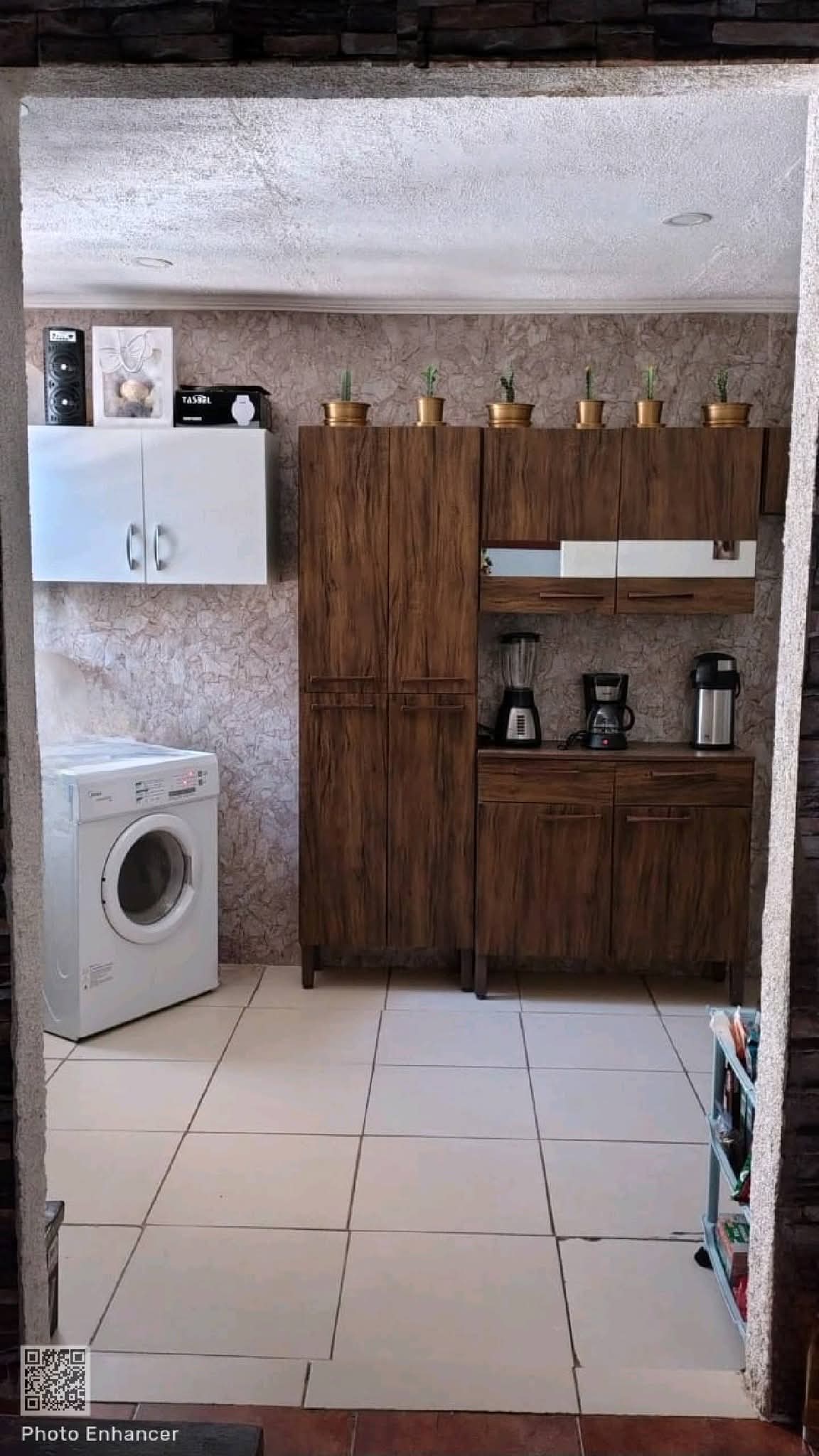Privado: Se vende hermosa casa ubicada en Sector Sur Oriente de Talca. Esta propiedad consta de:    • Hall de acceso • Amplio living comedor • Cocina con galería • Un baño • Tres dormitorios uno en primer piso muy amplio de 16 mts cuadrados y dos en el segundo piso, esos con dos pequeños closets al muro y pisos alfombrados.   Está casa es muy cómoda y acogedora, tratamos de cuidarla y distribuir muy bien los espacios para aprovechar al máximo cada metro cuadrado disponible.    La casa tiene una muy buena iluminación natural durante el día, además de contar con panel solar y juntas estás dos características ayudan bastante en el ahorro de una casa.    La casa  se ubica en una villa que está en crecimiento eso es muy ventajoso, cuenta con dos accesos a esta por el momento, prontamente un tercero.   Está cercana a servicios de salud,  universidades,comercios, ubicada a 5 minutos del Mall Plaza Maule, muchas áreas verdes entre otros atractivos cercanos a la villa lo que la convierte en una excelente opción para quienes valoran la comodidad y la calidad de vida.   Es ideal para quienes busquen un lugar tranquilo para vivir o simplemente invertir.   Su valor es totalmente conversable. Más fotos e información por interno 😊 Venden sus dueños.