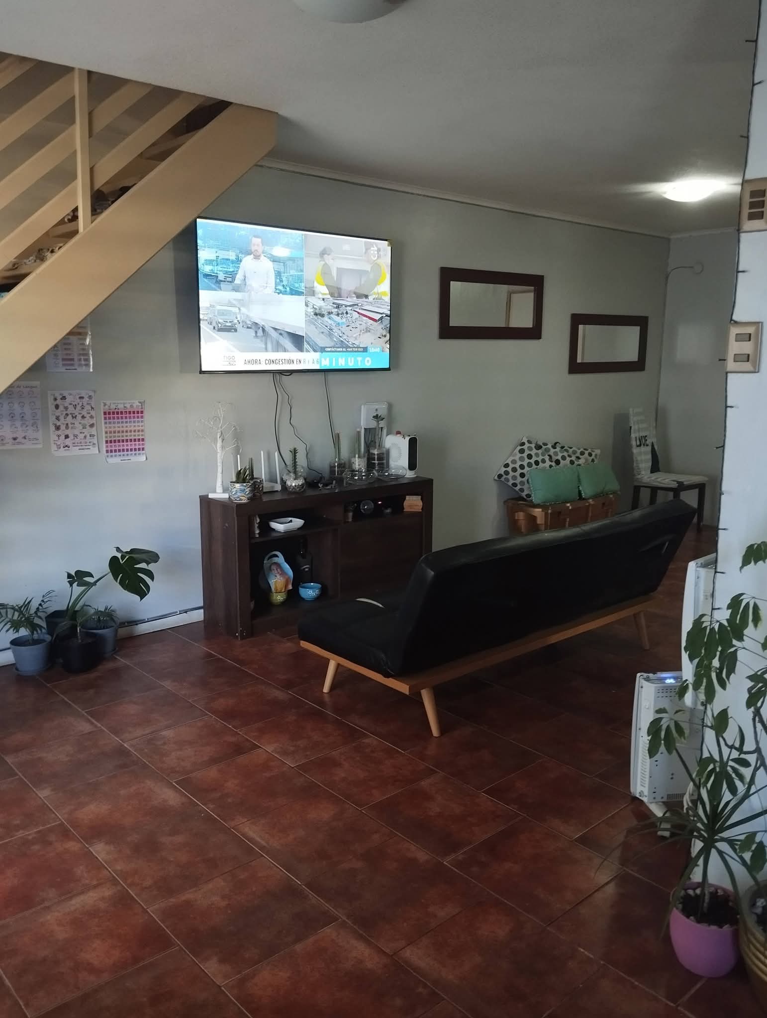 Privado: Se vende hermosa casa ubicada en Sector Sur Oriente de Talca. Esta propiedad consta de:    • Hall de acceso • Amplio living comedor • Cocina con galería • Un baño • Tres dormitorios uno en primer piso muy amplio de 16 mts cuadrados y dos en el segundo piso, esos con dos pequeños closets al muro y pisos alfombrados.   Está casa es muy cómoda y acogedora, tratamos de cuidarla y distribuir muy bien los espacios para aprovechar al máximo cada metro cuadrado disponible.    La casa tiene una muy buena iluminación natural durante el día, además de contar con panel solar y juntas estás dos características ayudan bastante en el ahorro de una casa.    La casa  se ubica en una villa que está en crecimiento eso es muy ventajoso, cuenta con dos accesos a esta por el momento, prontamente un tercero.   Está cercana a servicios de salud,  universidades,comercios, ubicada a 5 minutos del Mall Plaza Maule, muchas áreas verdes entre otros atractivos cercanos a la villa lo que la convierte en una excelente opción para quienes valoran la comodidad y la calidad de vida.   Es ideal para quienes busquen un lugar tranquilo para vivir o simplemente invertir.   Su valor es totalmente conversable. Más fotos e información por interno 😊 Venden sus dueños.
